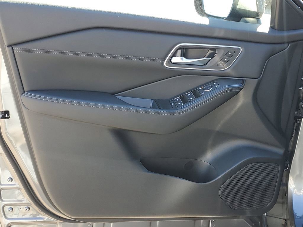 New 2026 Nissan Rogue Platinum image 9