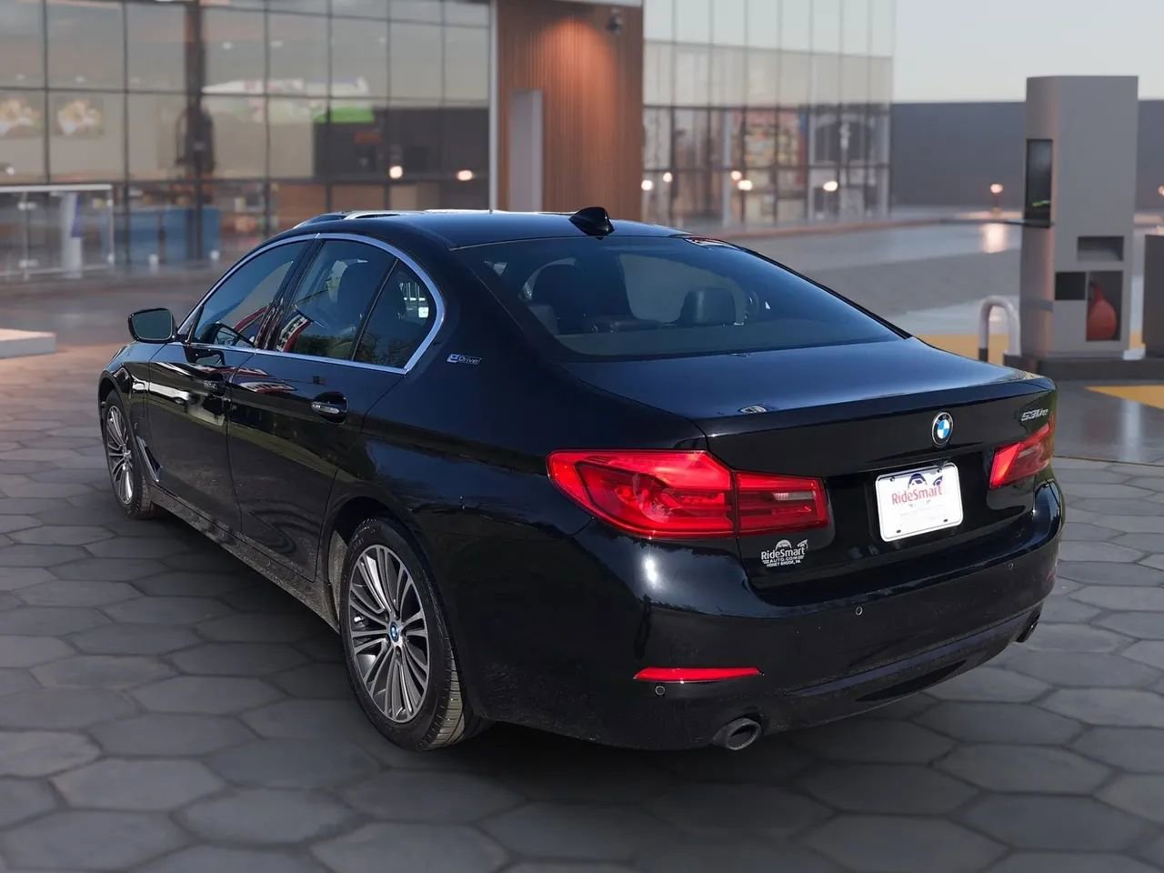 Used 2018 BMW 530e xDrive w/ Premium Package 2 AWD/4WD image 9