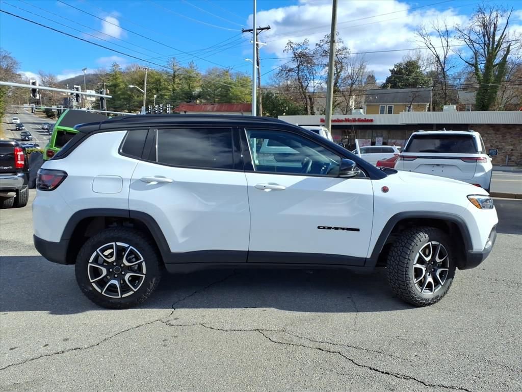 Used 2025 Jeep Compass Trailhawk w/ Trailhawk Elite Group image 3