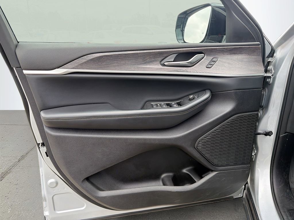 Used 2024 Jeep Grand Cherokee Limited image 24