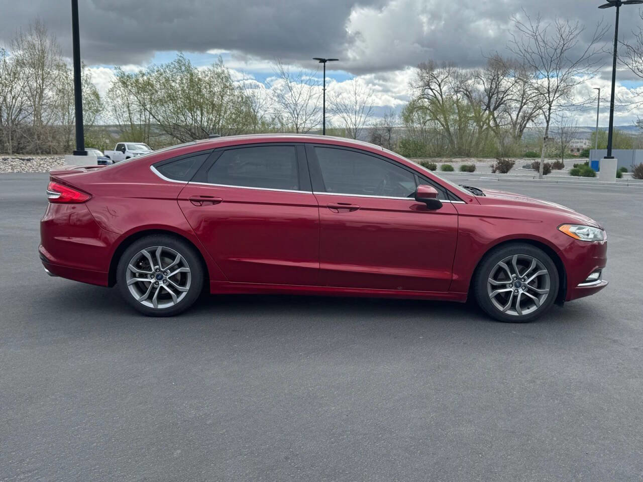 Used 2017 Ford Fusion SE w/ Equipment Group 201A FWD image 8