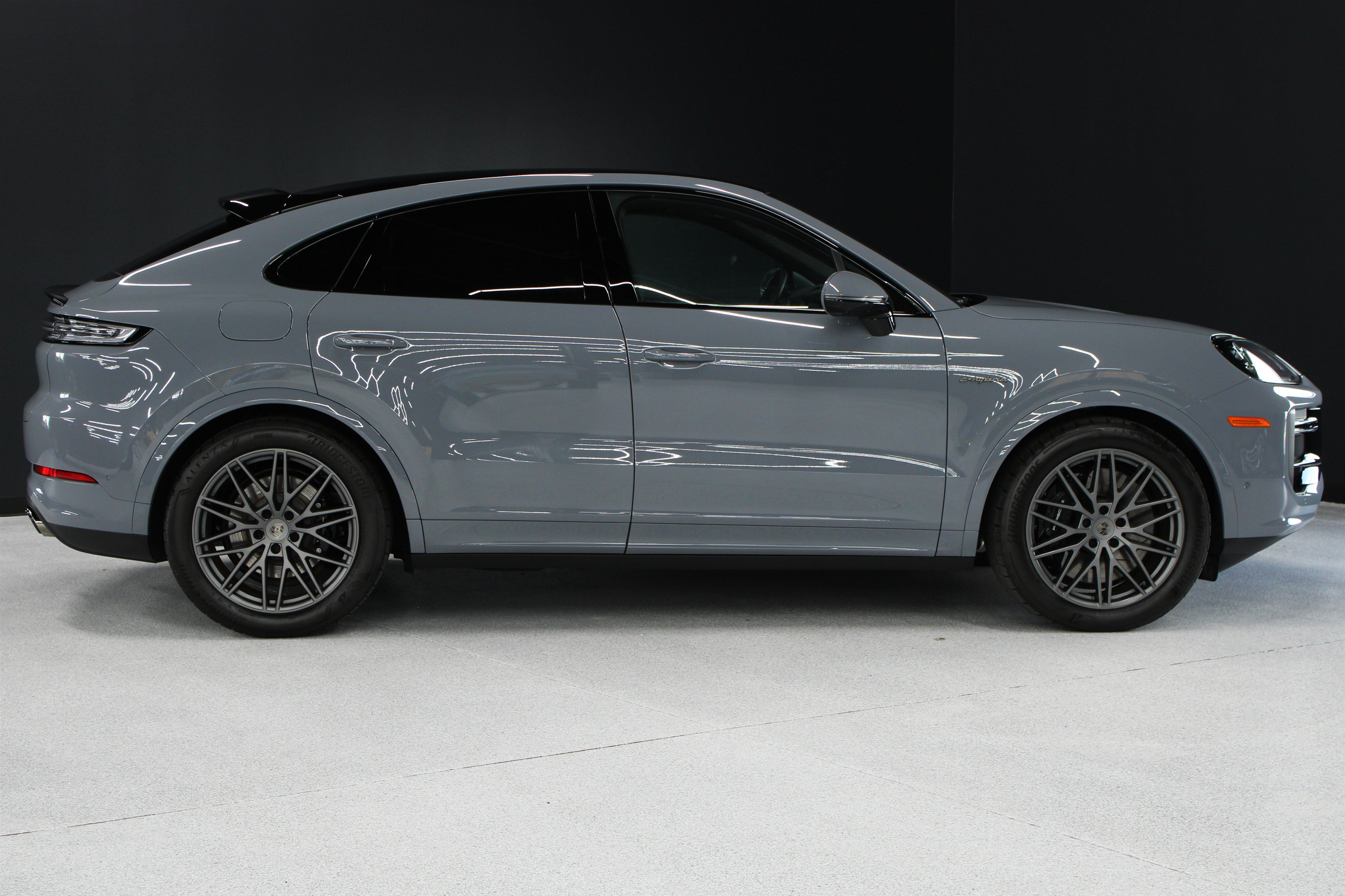 Used 2025 Porsche Cayenne Turbo AWD/4WD image 34