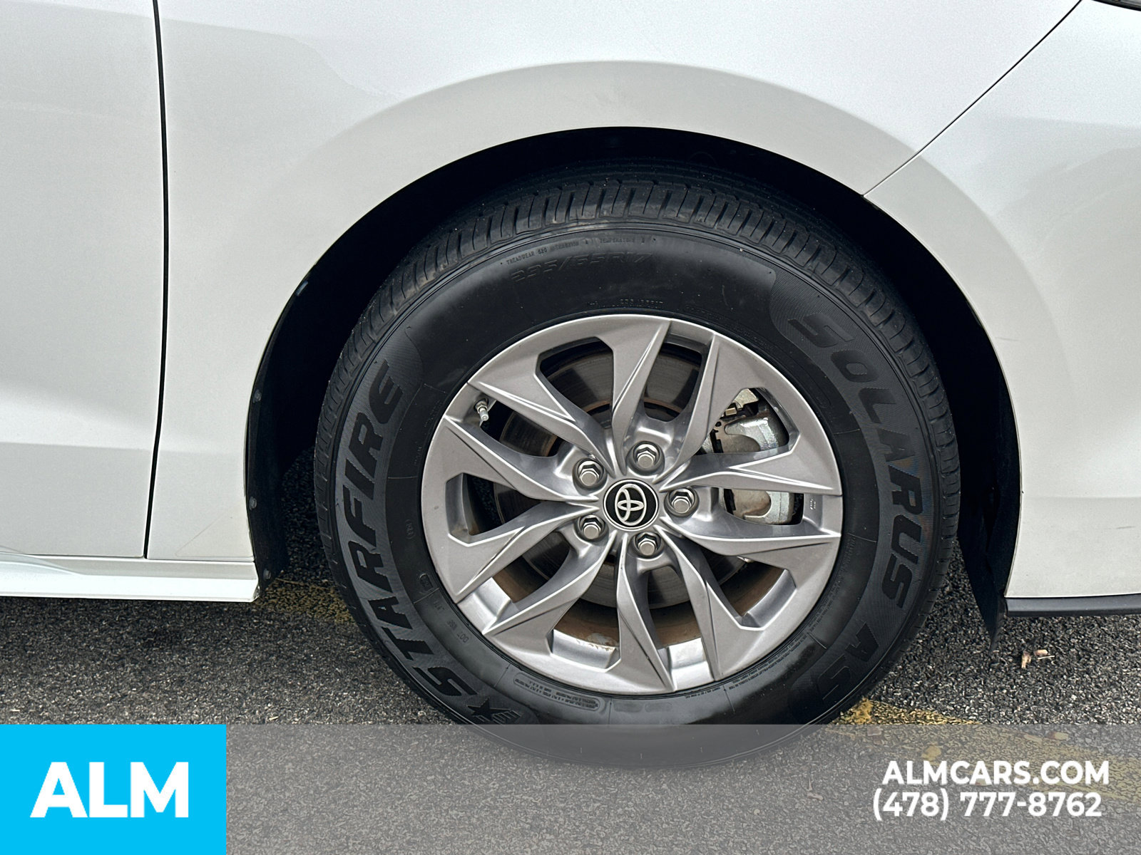 Used 2025 Toyota Sienna XLE FWD image 14