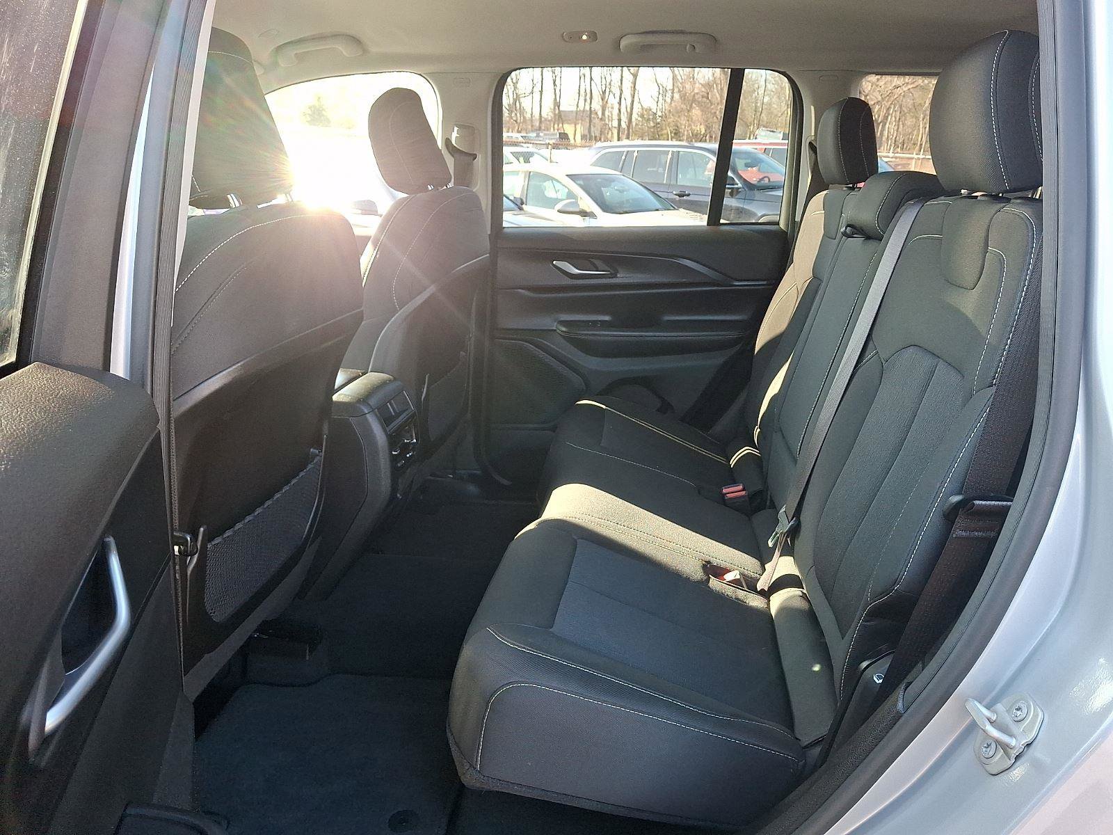 Used 2023 Jeep Grand Cherokee Laredo image 10