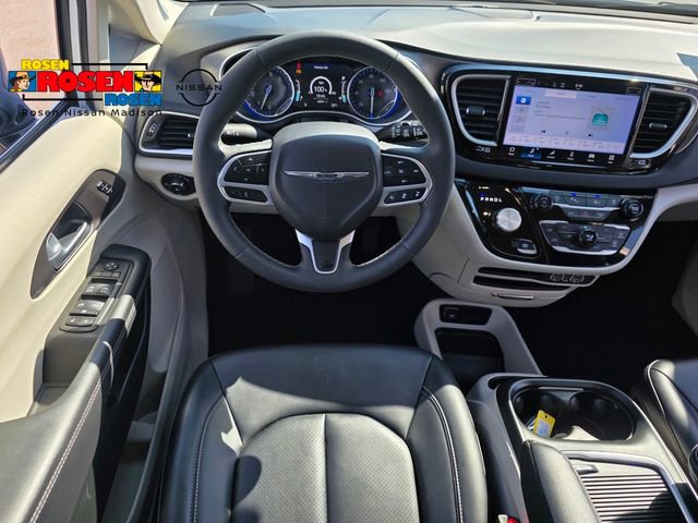 Used 2024 Chrysler Pacifica Touring-L FWD image 8