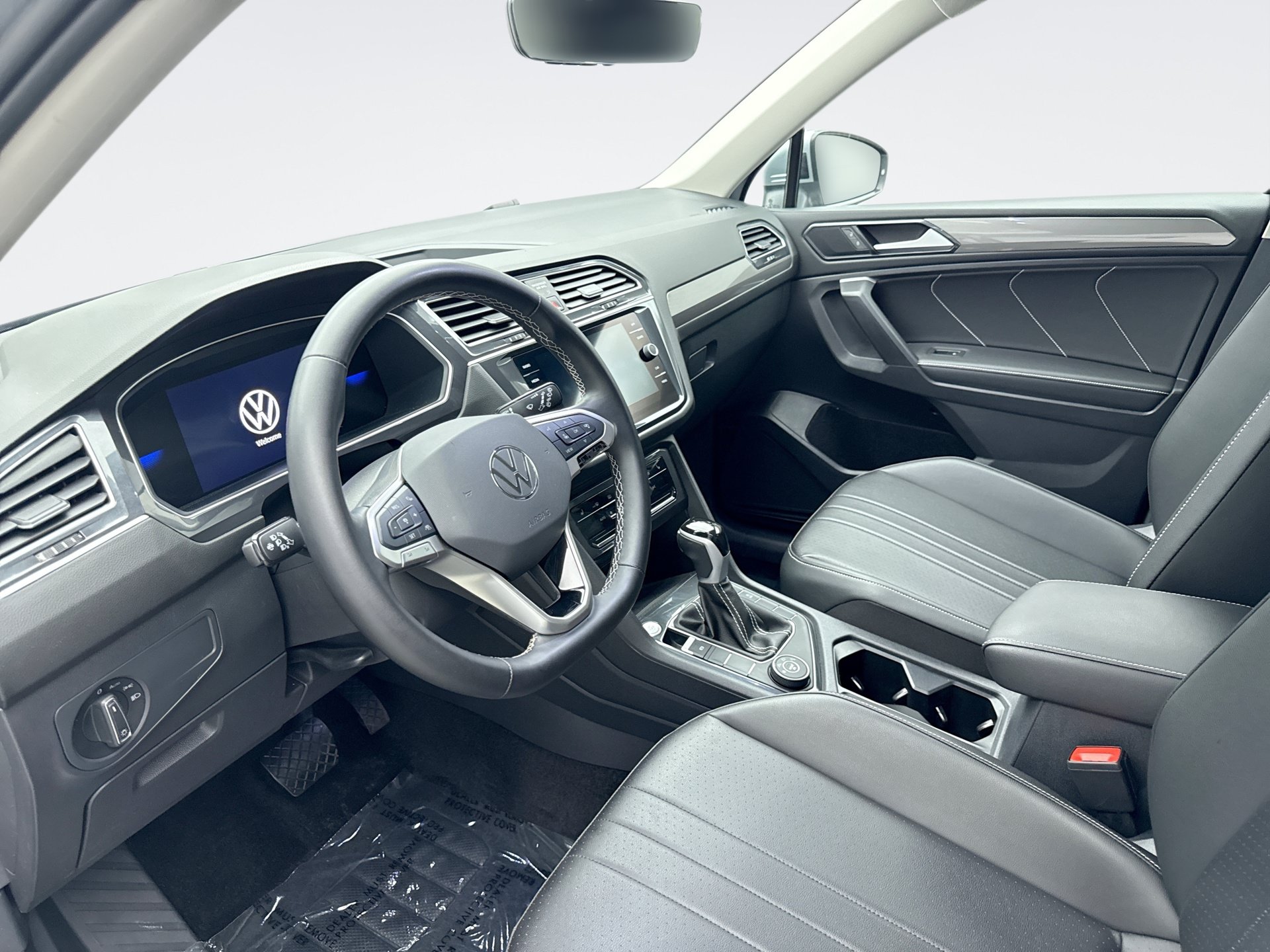 Used 2024 Volkswagen Tiguan SE AWD/4WD image 10
