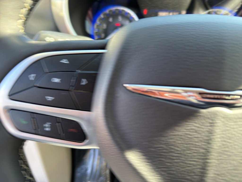 Used 2023 Chrysler Pacifica Touring-L image 17