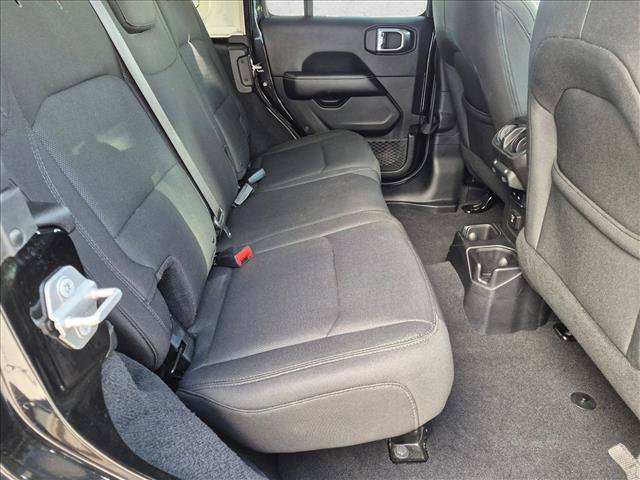 Used 2018 Jeep Wrangler Unlimited Sahara AWD/4WD image 18