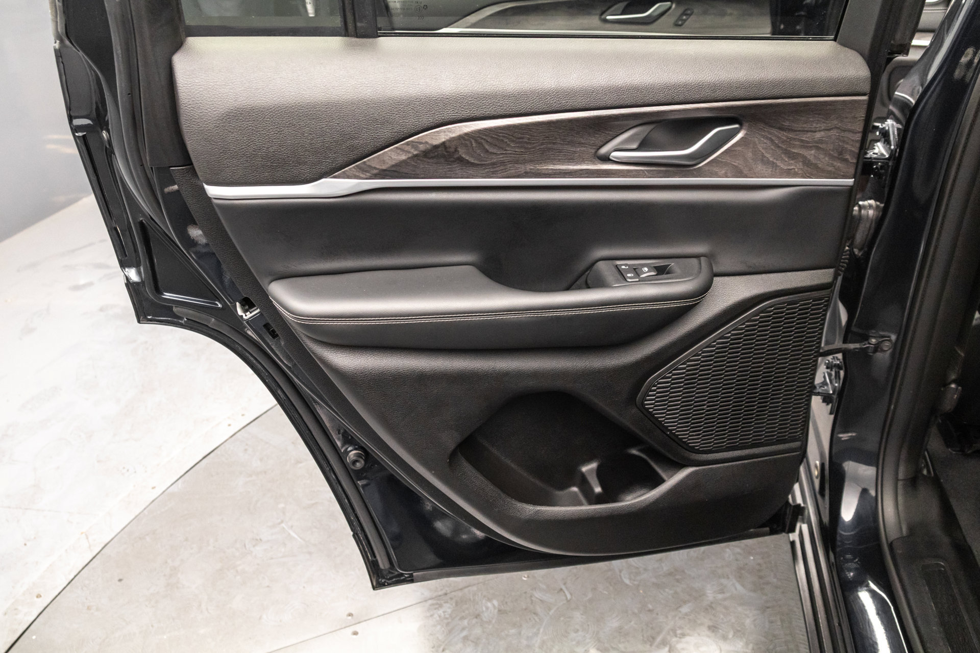 Used 2023 Jeep Grand Cherokee Limited AWD/4WD image 33