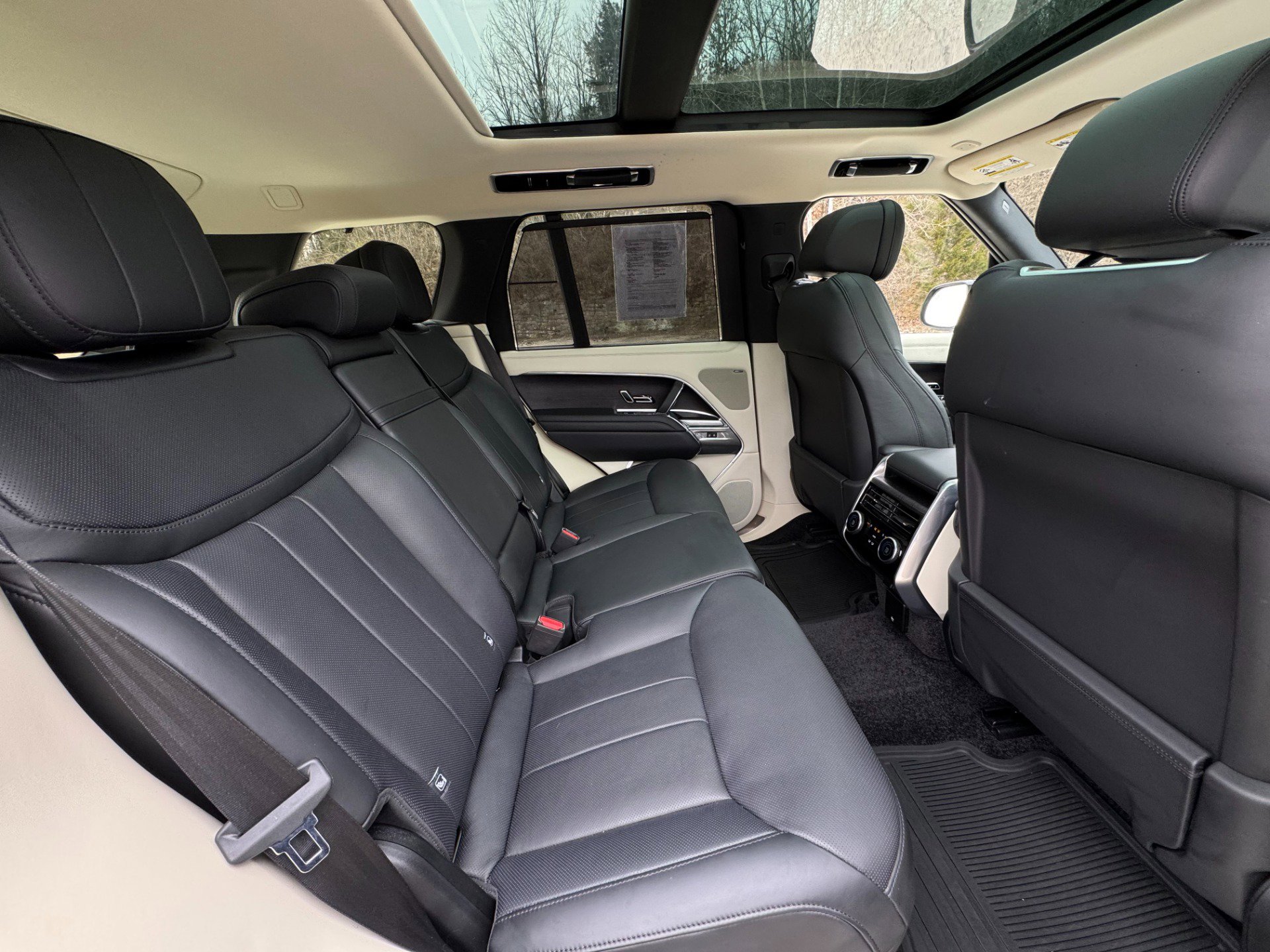 Used 2024 Land Rover Range Rover SE image 32