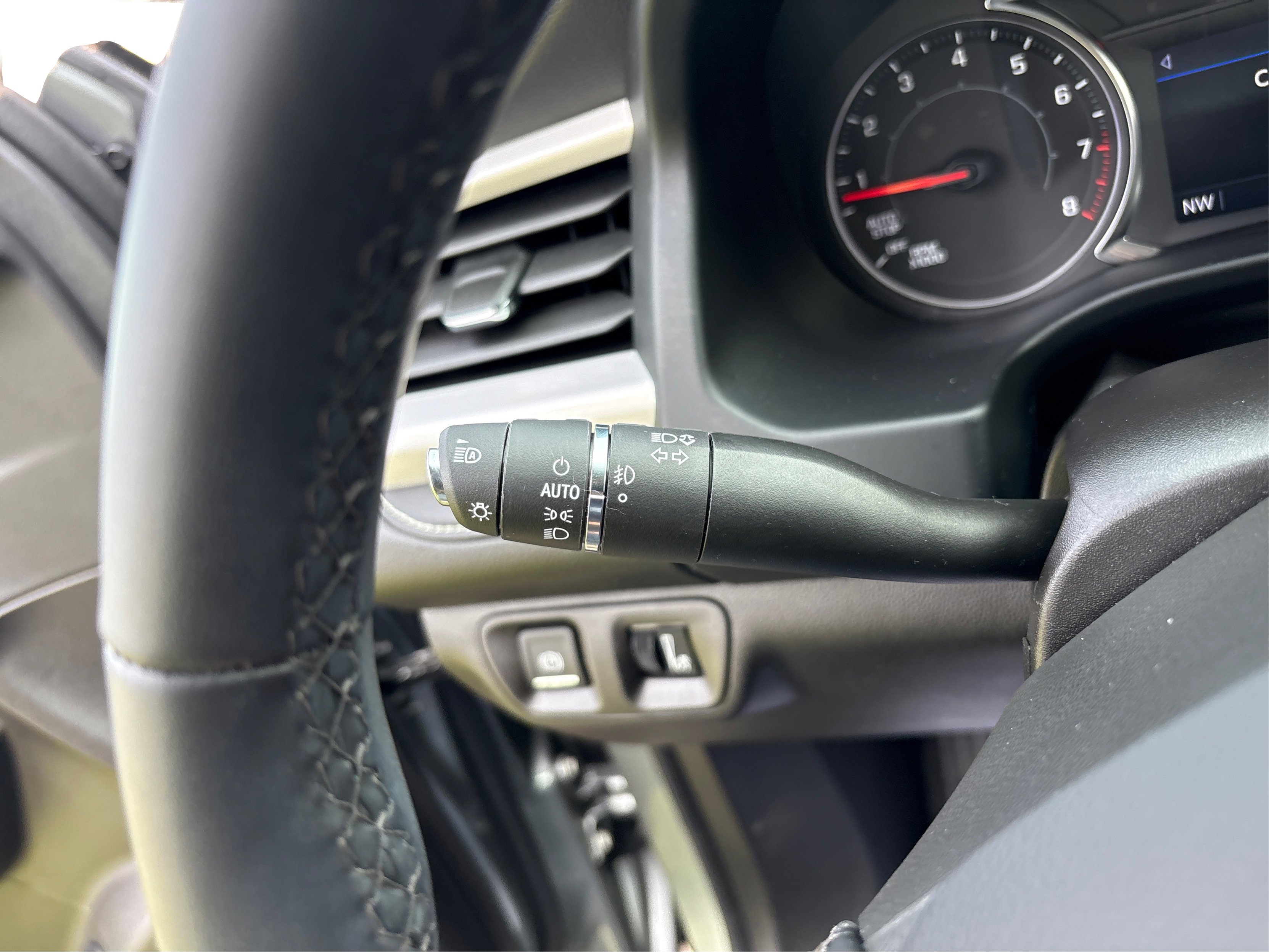 Used 2023 GMC Acadia SLT image 15