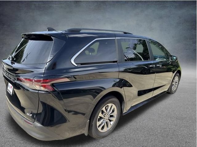 Used 2026 Toyota Sienna XLE FWD image 6