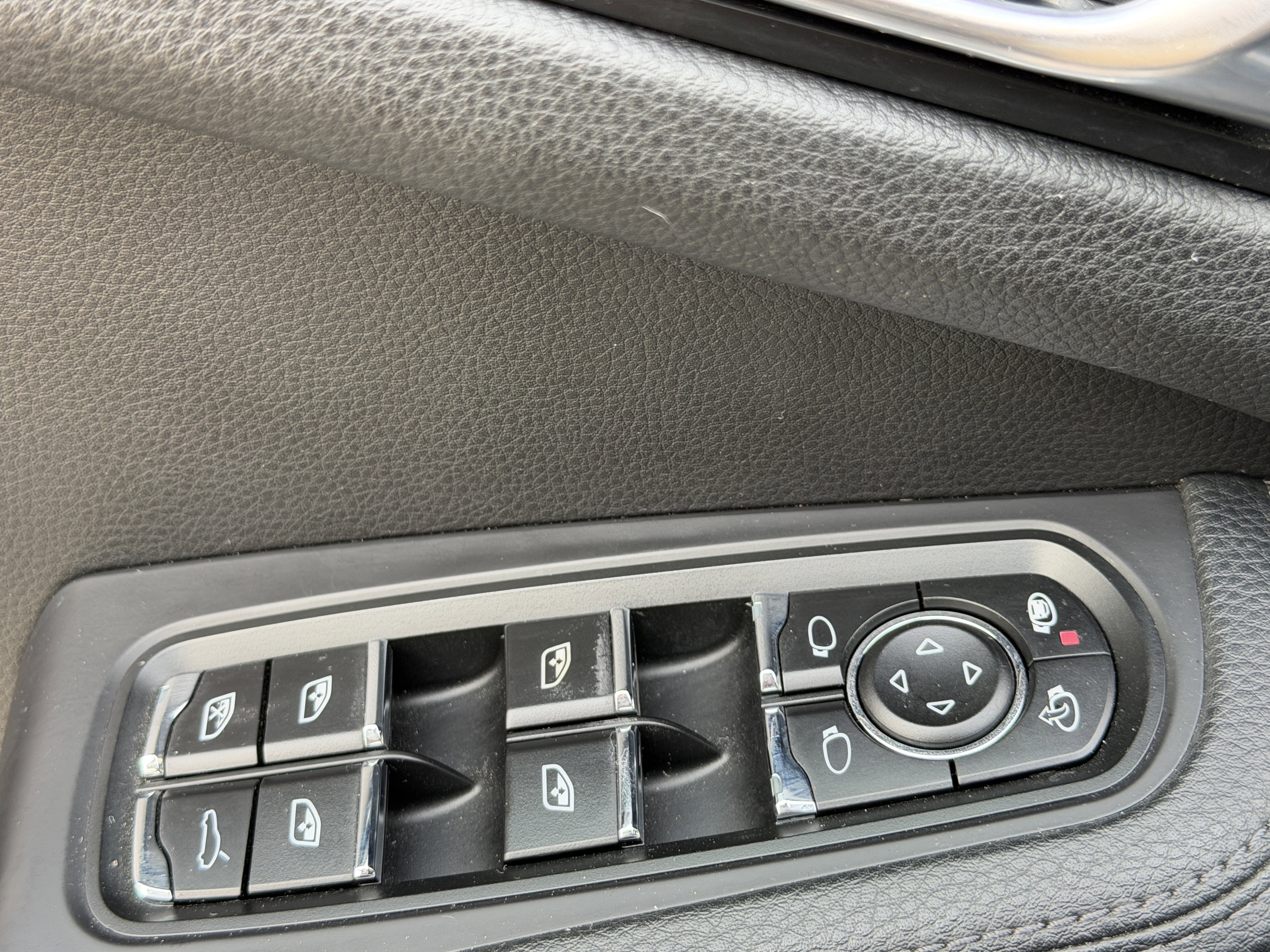 Certified 2017 Porsche Macan S image 22