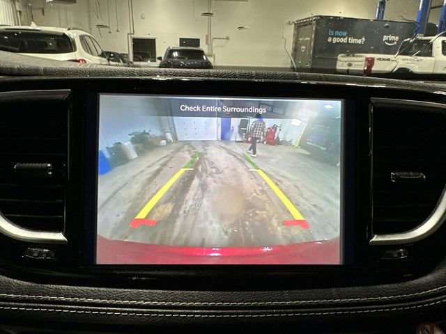 Used 2025 Chrysler Pacifica Limited image 28