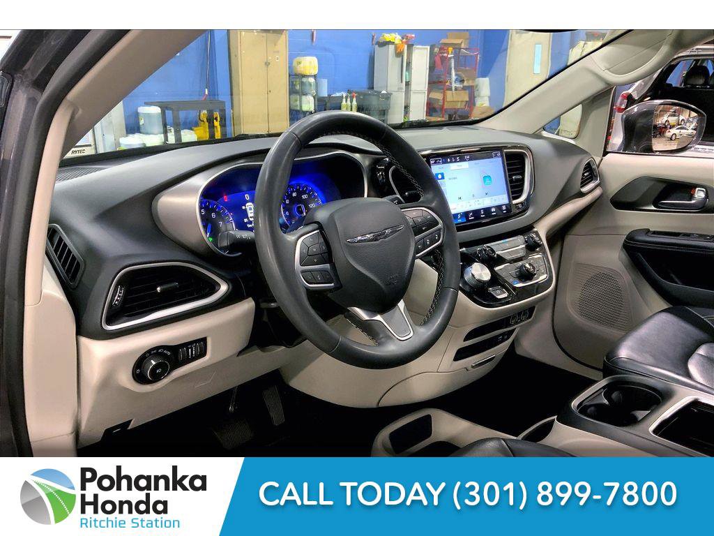 Used 2022 Chrysler Pacifica Touring-L image 14