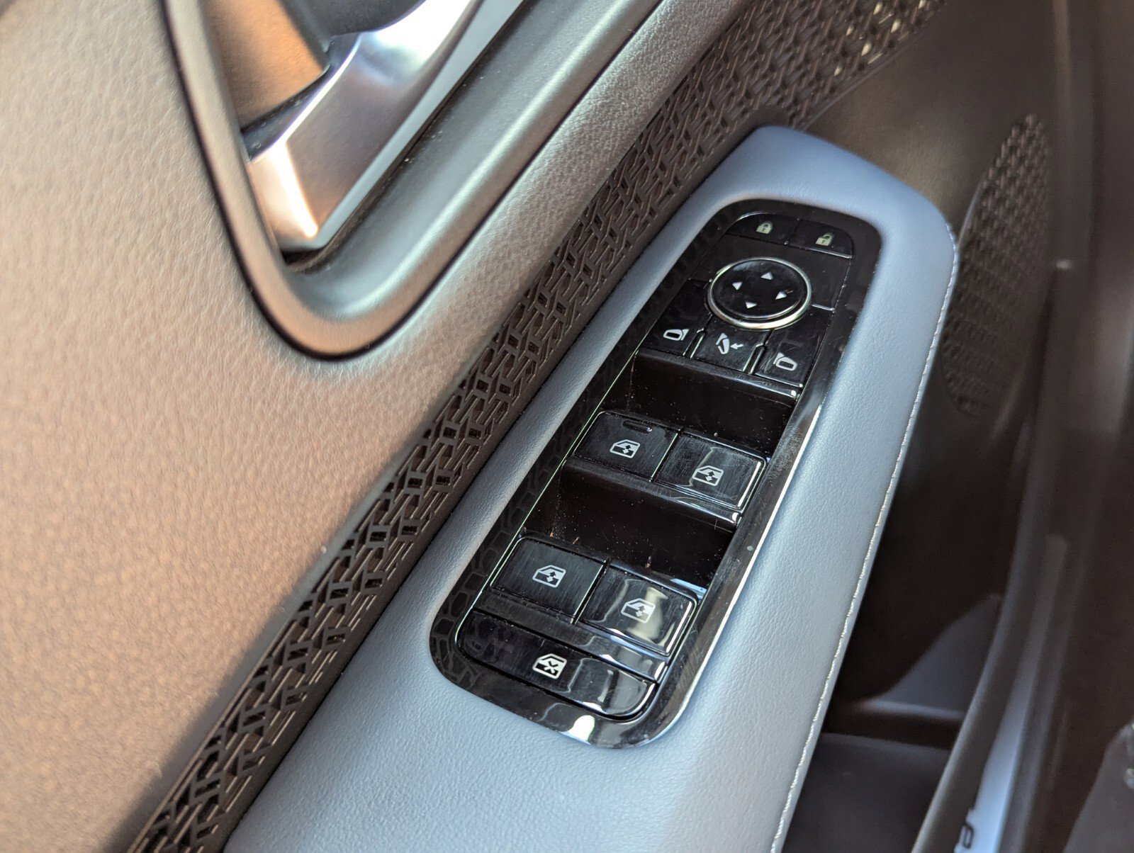 Certified 2024 Nissan Ariya AWD image 35