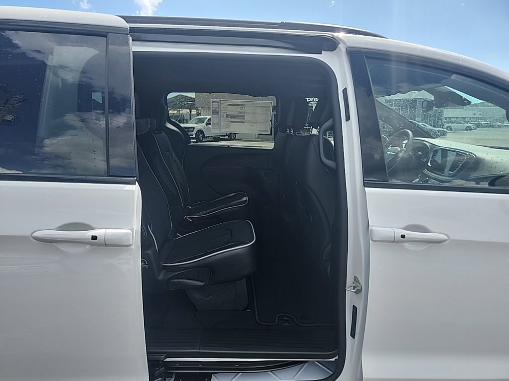 New 2026 Chrysler Pacifica Limited image 14