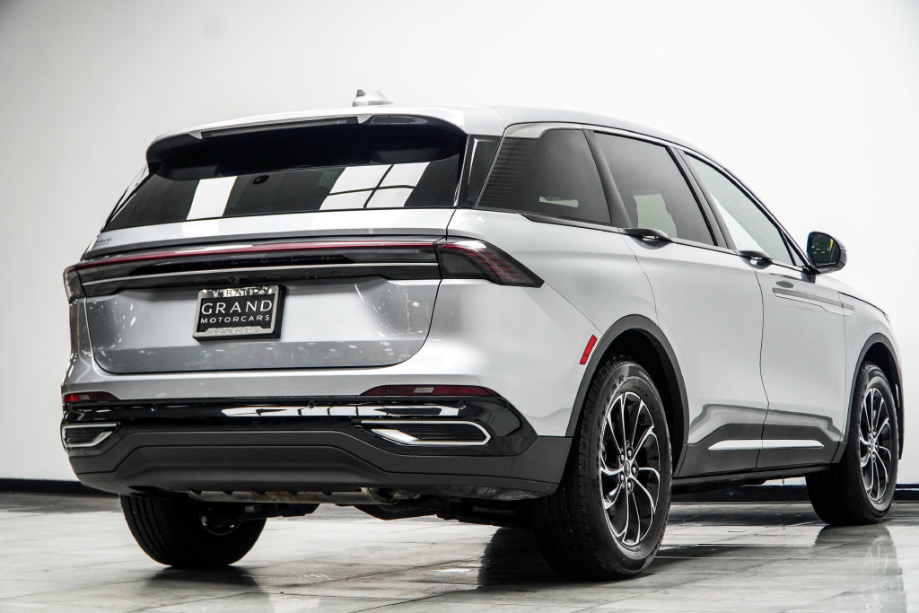 Used 2025 Lincoln Nautilus Premier AWD/4WD image 16