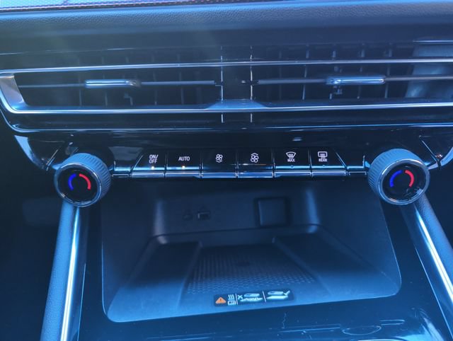 Used 2026 Chevrolet Traverse Z71 w/ LPO, Floor Liner Package AWD/4WD image 19
