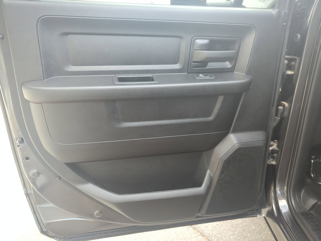 Used 2024 RAM 2500 Tradesman w/ Chrome Appearance Group image 17