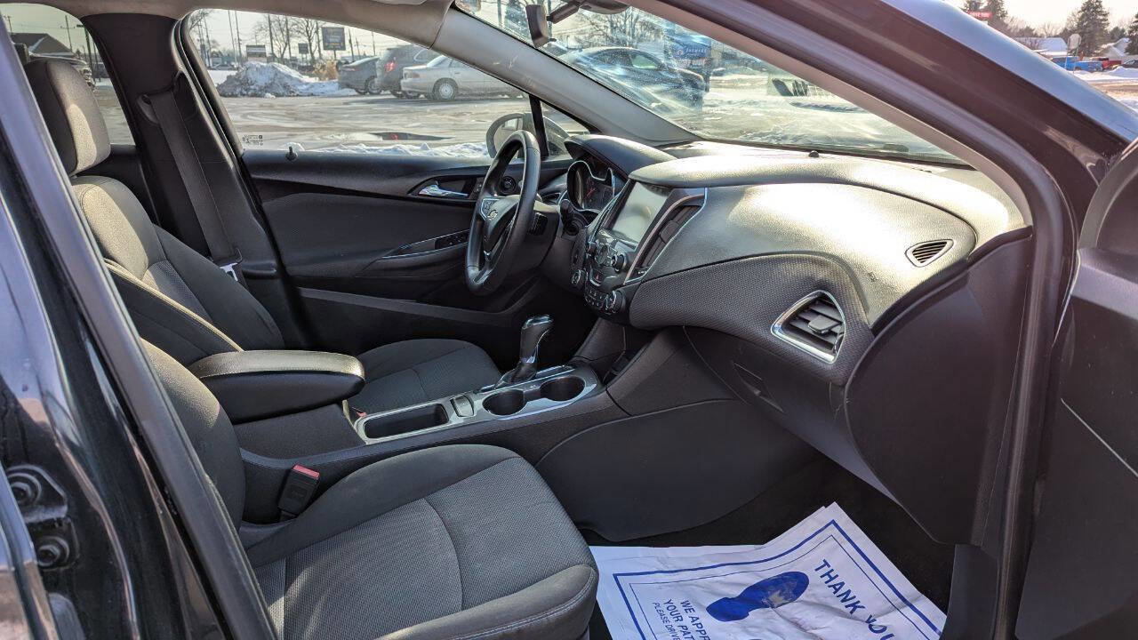 Used 2018 Chevrolet Cruze LT image 12