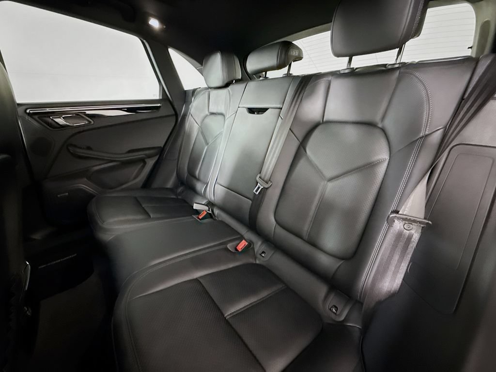 Certified 2025 Porsche Macan AWD/4WD image 24