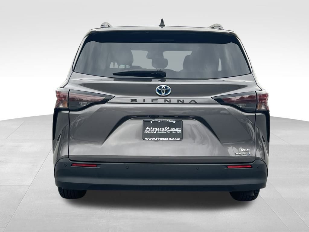 Used 2024 Toyota Sienna XLE image 6
