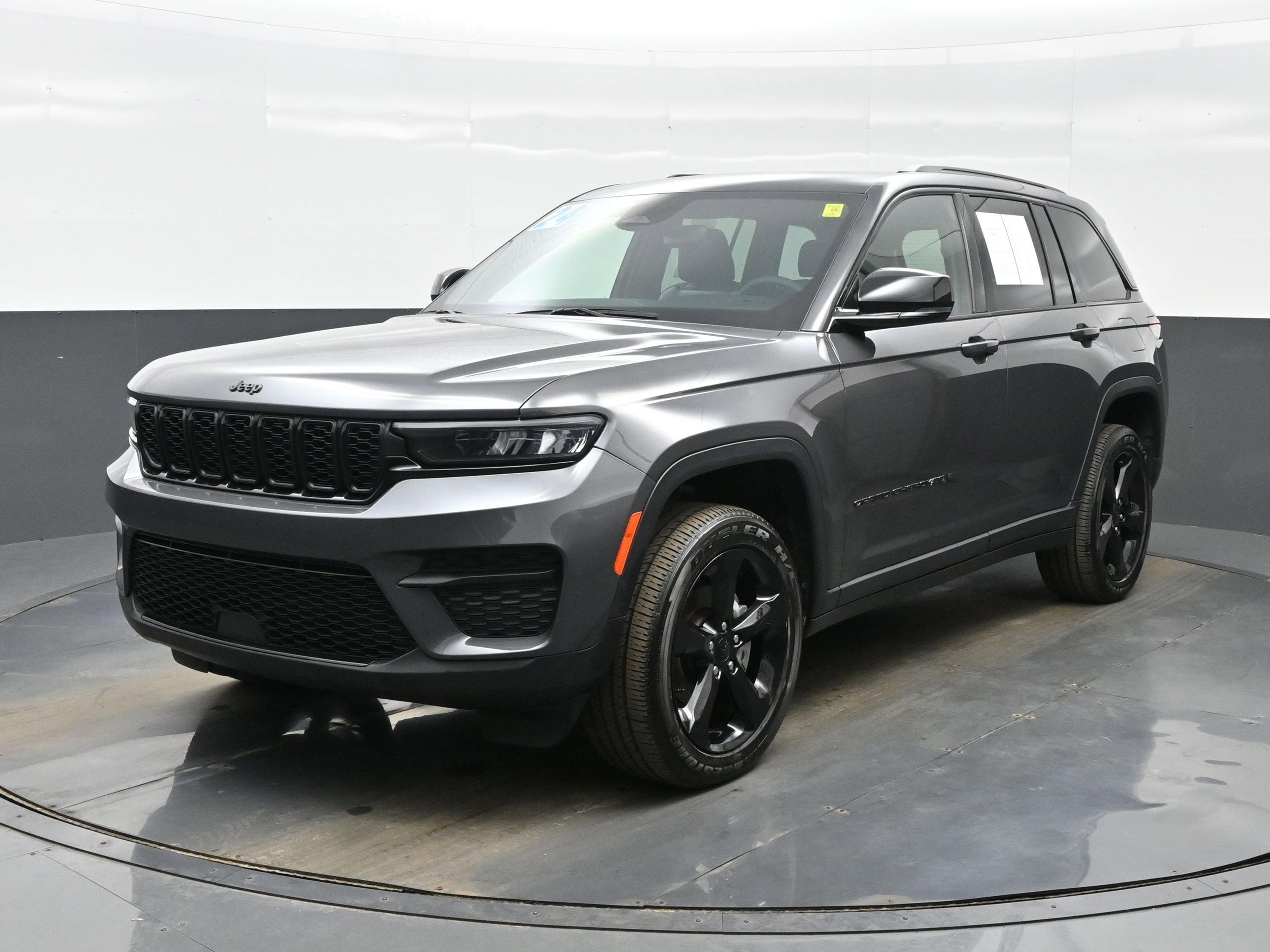 Used 2024 Jeep Grand Cherokee Altitude image 2