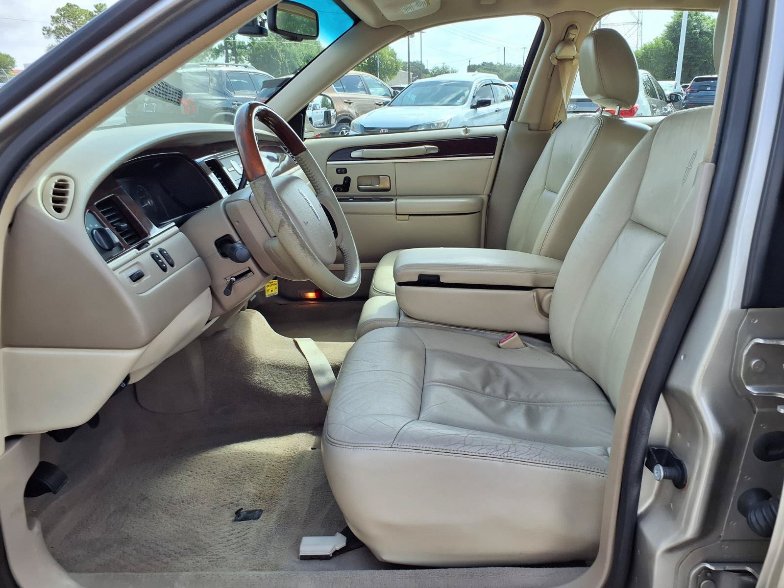 Used 2007 Lincoln Town Car Signature Limited RWD image 16
