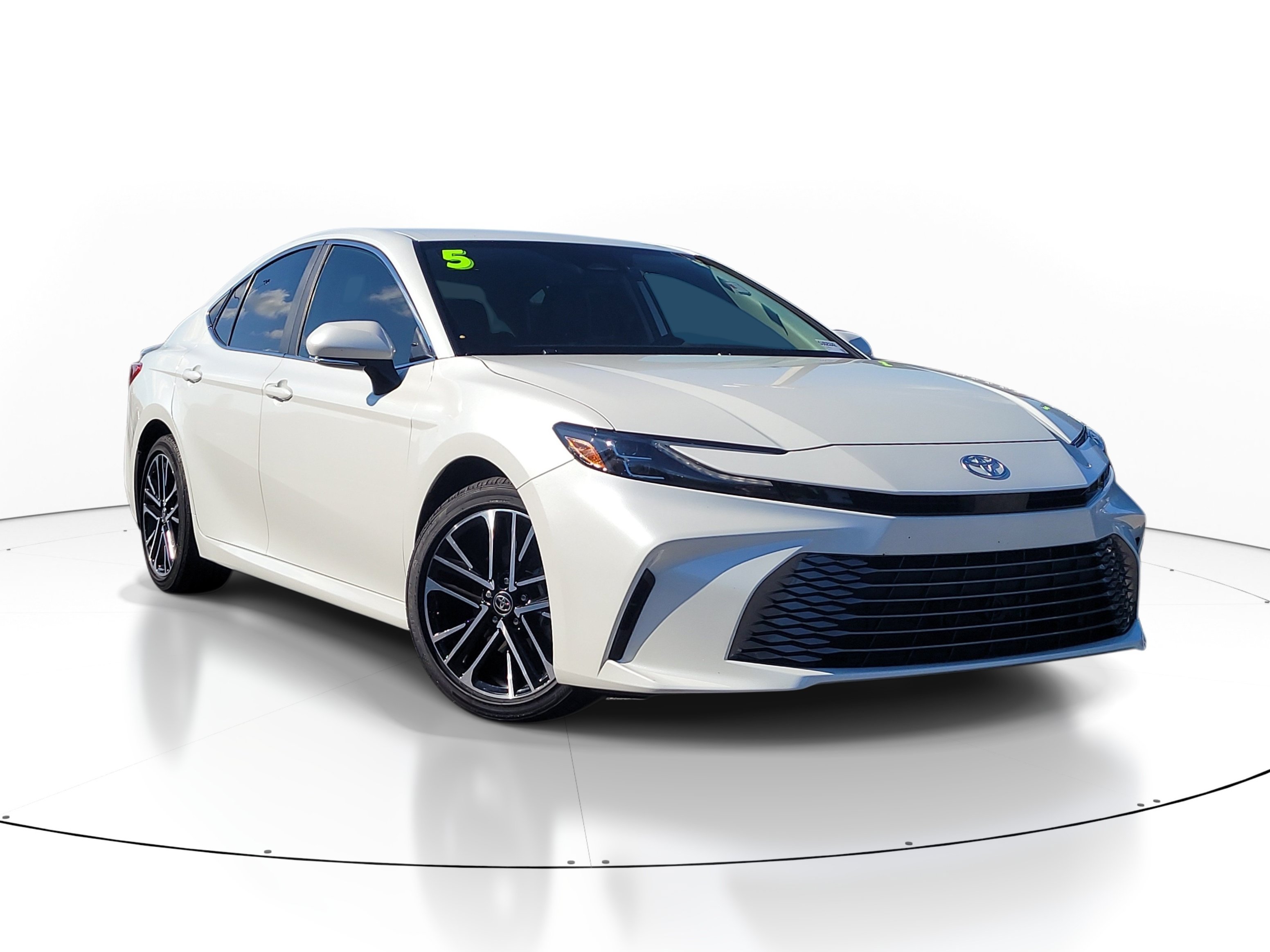 Used 2025 Toyota Camry XLE FWD image 1