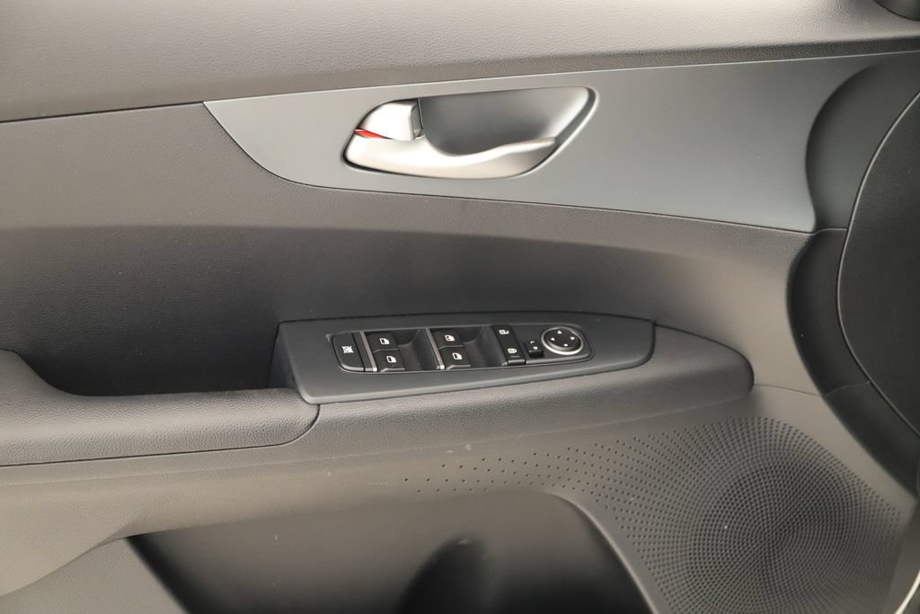 Used 2020 Kia Forte LXS FWD image 22