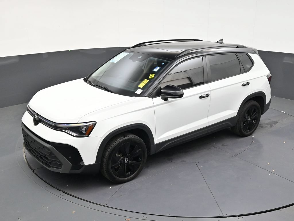 Used 2025 Volkswagen Taos SE FWD image 12