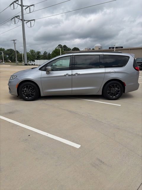 Used 2021 Chrysler Pacifica Touring w/ S Appearance Package FWD image 6