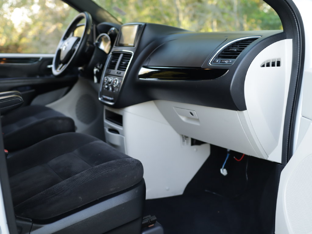 Used 2016 Dodge Grand Caravan SE FWD image 30