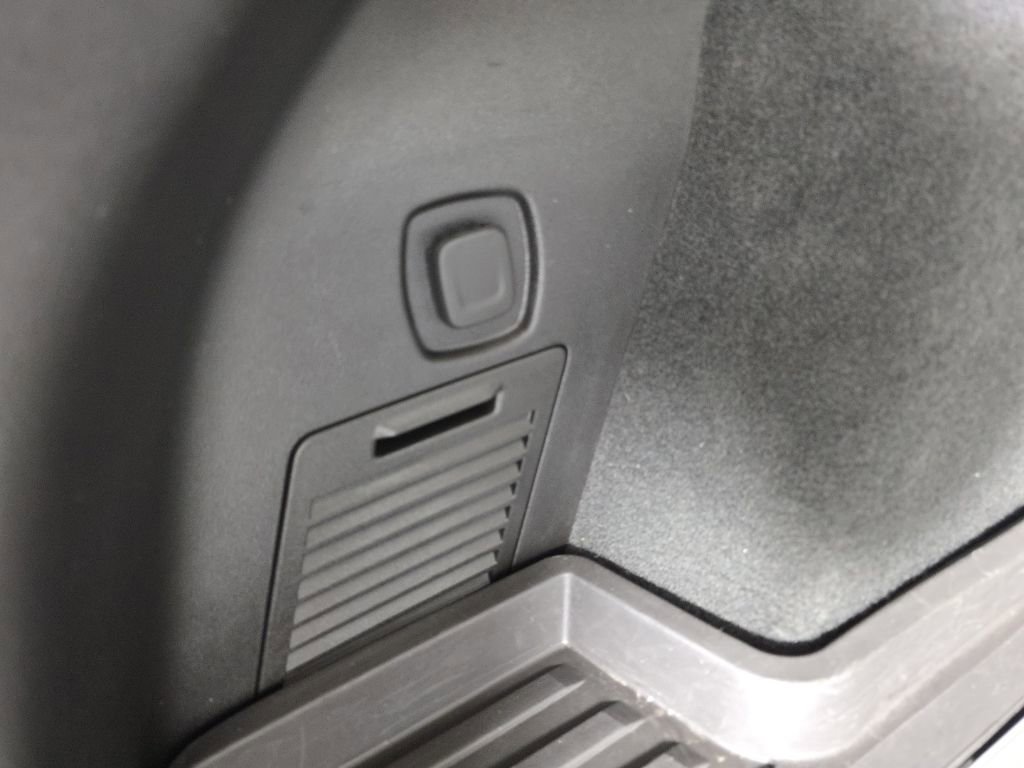 Used 2018 Cadillac XT5 Luxury w/ Driver Awareness Package AWD/4WD image 35