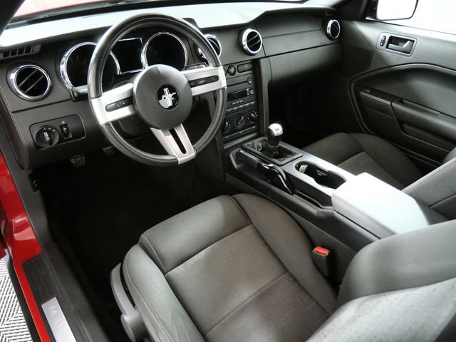 Used 2005 Ford Mustang Coupe RWD image 2
