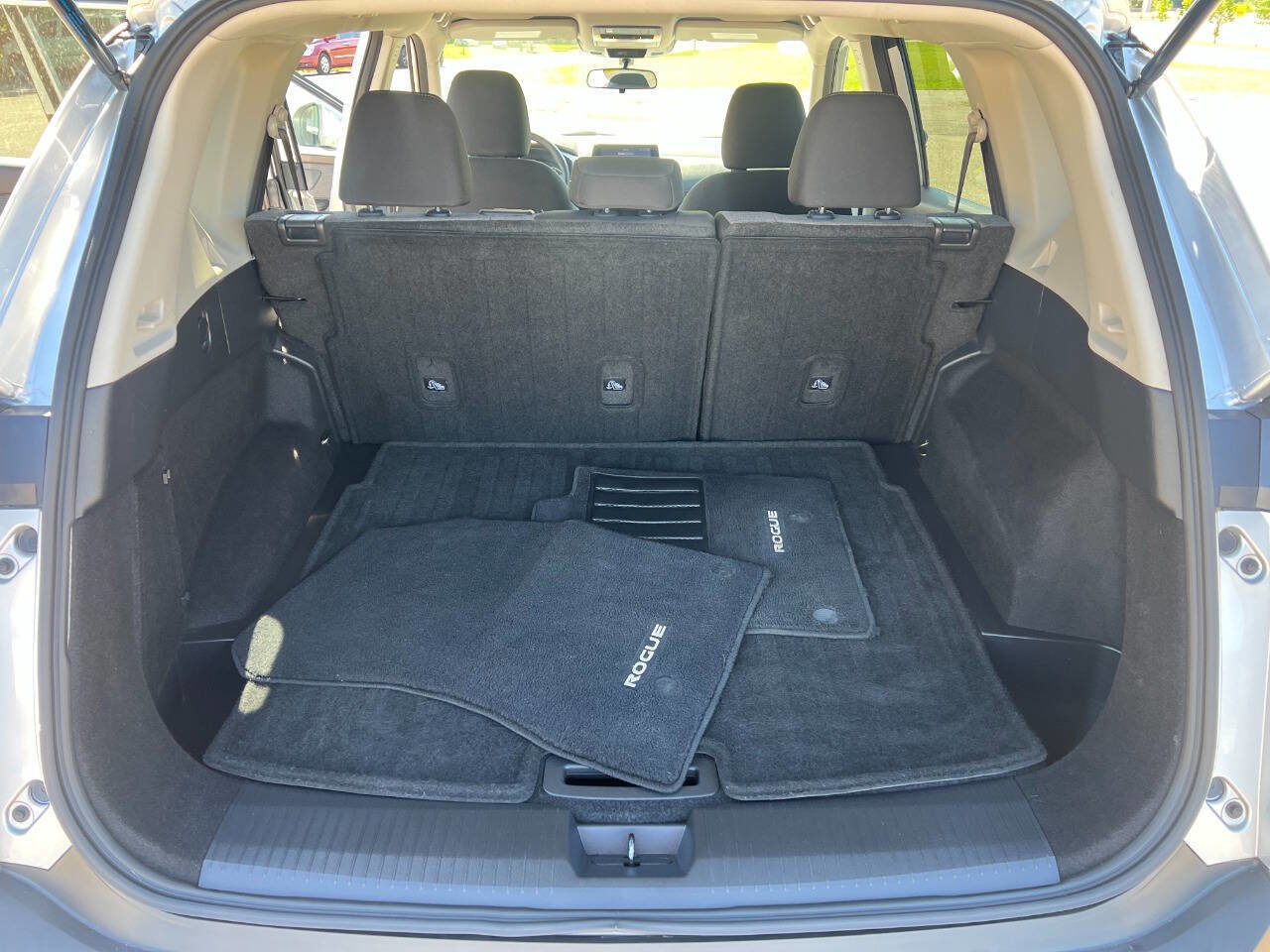 Used 2022 Nissan Rogue SV image 12