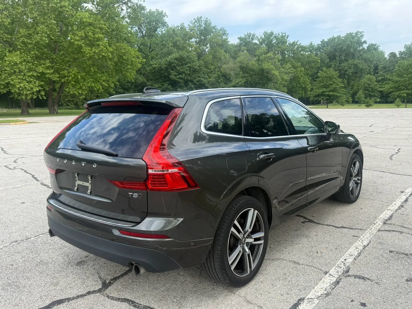Used 2018 Volvo XC60 T5 Momentum w/ Vision Package AWD/4WD image 5