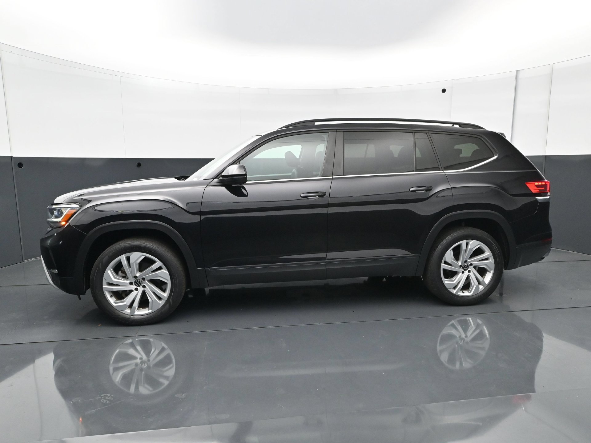 Used 2023 Volkswagen Atlas SE w/ Panoramic Sunroof Package AWD/4WD image 3
