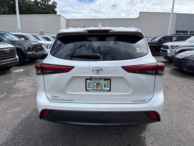 Used 2023 Toyota Highlander Limited FWD image 6