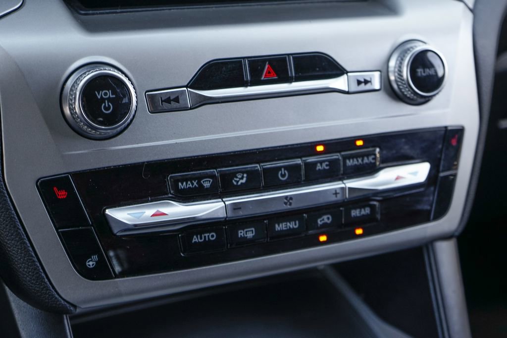 Used 2022 Ford Explorer XLT w/ Equipment Group 202A image 30