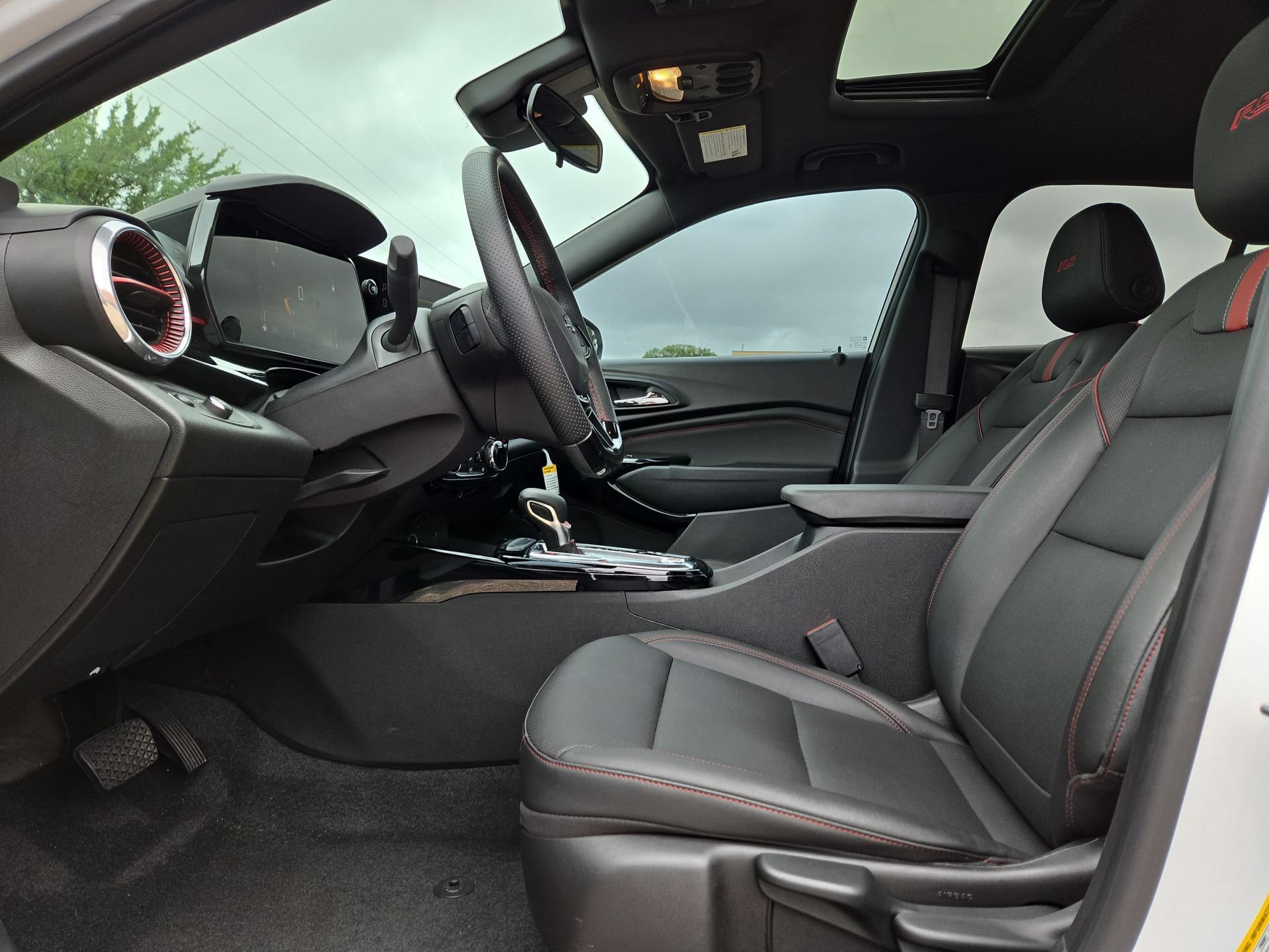 Used 2025 Chevrolet Trax RS w/ Sunroof Package FWD image 16