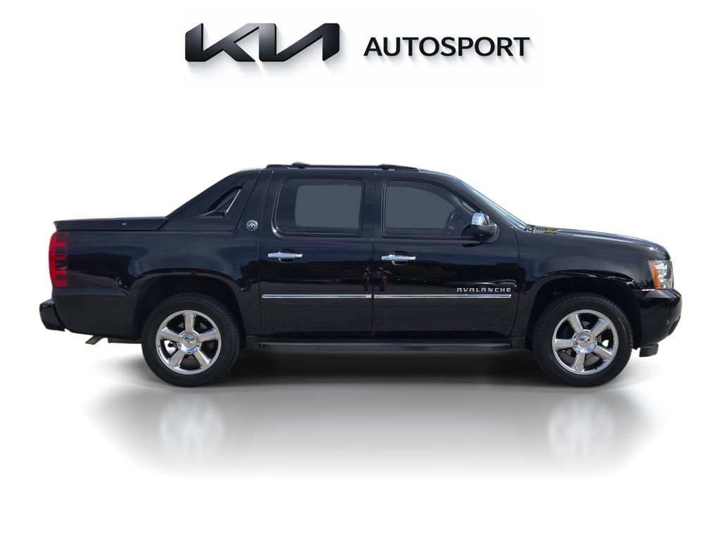 Used 2013 Chevrolet Avalanche LTZ image 7