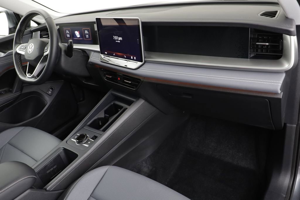 Used 2025 Volkswagen Tiguan SE w/ Panoramic Sunroof Package AWD/4WD image 20
