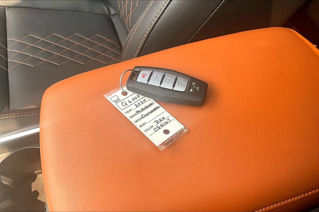 Used 2024 Mitsubishi Outlander SEL AWD/4WD image 11