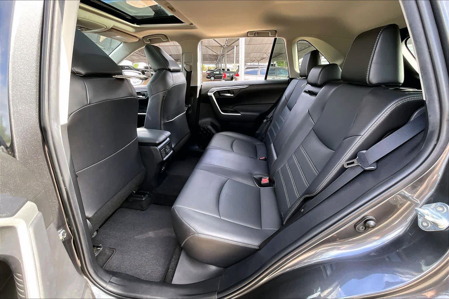 Used 2022 Toyota RAV4 XLE Premium image 20