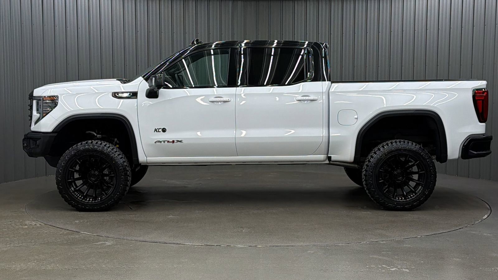 Used 2025 GMC Sierra 1500 AT4X image 2