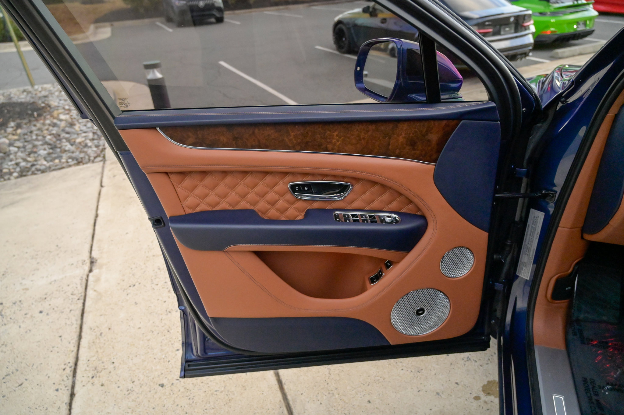 Used 2023 Bentley Bentayga image 19