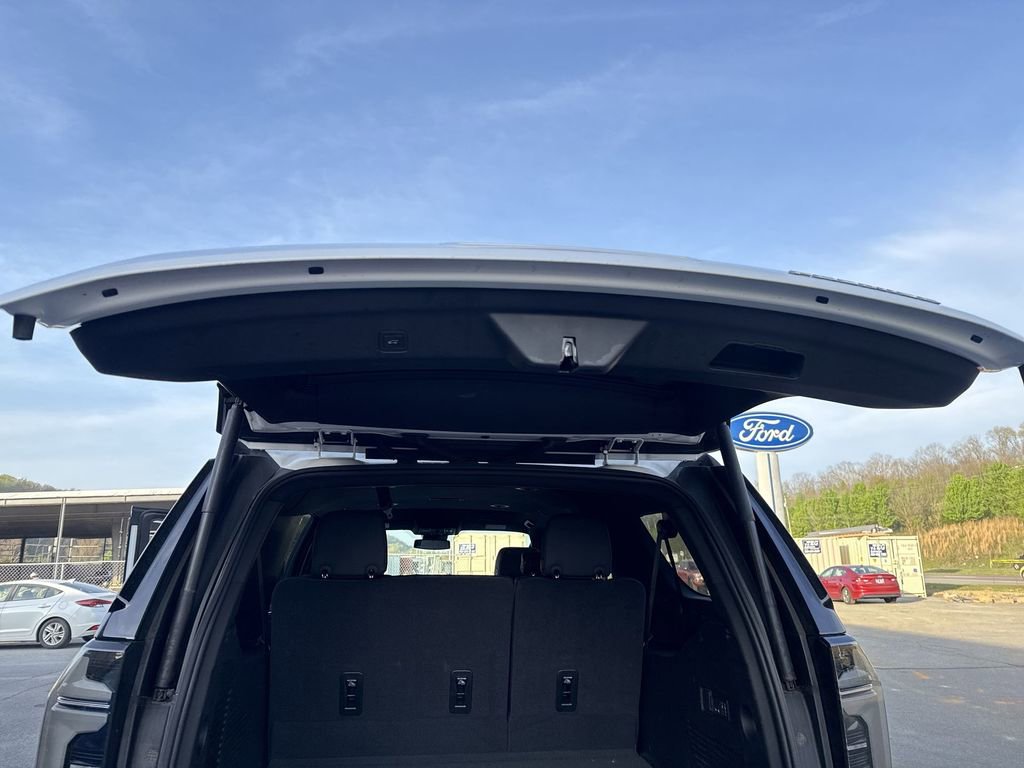 Used 2025 Chevrolet Suburban Premier AWD/4WD image 44