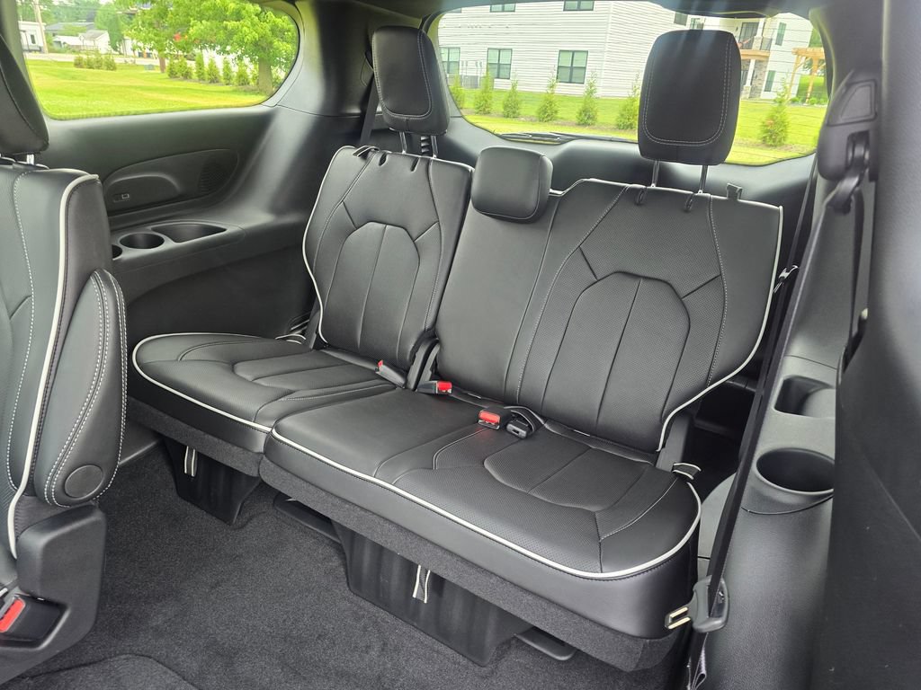 New 2027 Chrysler Pacifica Limited AWD/4WD image 11
